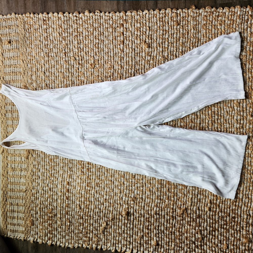 Elegant White Sleeveless Jumpsuit with Tapered Legs